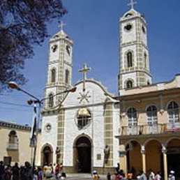 TEMPLO. Miles de devotos visitan la imagen de la Virgen en Quillacollo.