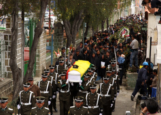 Despedida. Con honores fue despedido ayer el polica Johnny Quispe. Familiares, autoridades y camaradas lo acompaaron al cementerio.