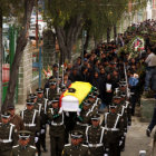 Despedida. Con honores fue despedido ayer el polica Johnny Quispe. Familiares, autoridades y camaradas lo acompaaron al cementerio.