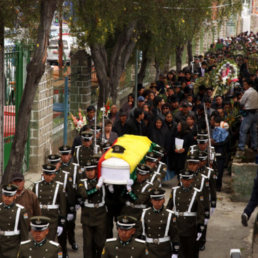 Despedida. Con honores fue despedido ayer el polica Johnny Quispe. Familiares, autoridades y camaradas lo acompaaron al cementerio.