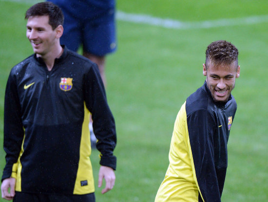 Los barcelonistas Lionel Messi (i) y Neymar en la prctica de ayer.