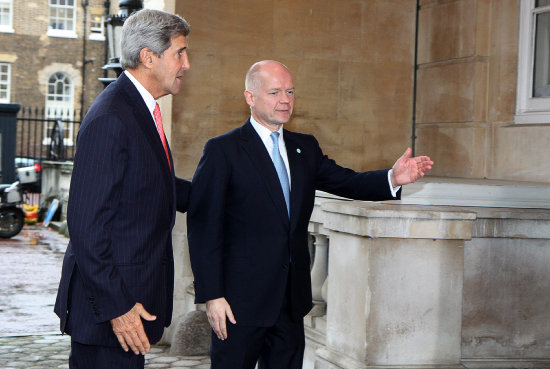 NEGOCIACIN. William Hague y John Kerry durante su encuentro en Londres.