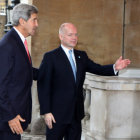 NEGOCIACIN. William Hague y John Kerry durante su encuentro en Londres.