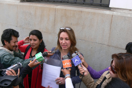 EN SUCRE. La diputada Reyes, momentos antes de ingresar a la Fiscala General.