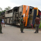 FATALIDAD. A la izquierda, el bus que volc en Warnes; abajo el vehculo accidentado cerca de Padcoyo.