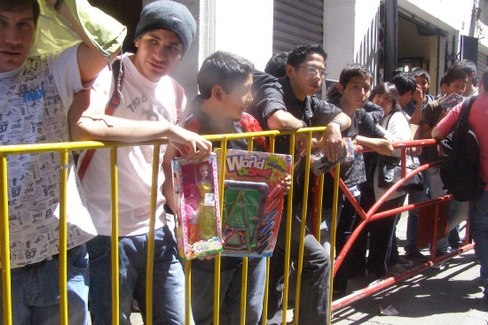 EXPECTATIVA. Los jvenes en la fila para recibir sus manillas para el concierto.