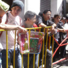 EXPECTATIVA. Los jvenes en la fila para recibir sus manillas para el concierto.