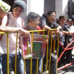 EXPECTATIVA. Los jvenes en la fila para recibir sus manillas para el concierto.