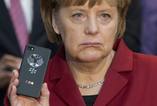 EXPLICACIONES. Foto de archivo de la canciller alemana Angela Merkel con un telfono Blackberry en una feria tecnolgica.