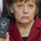 EXPLICACIONES. Foto de archivo de la canciller alemana Angela Merkel con un telfono Blackberry en una feria tecnolgica.