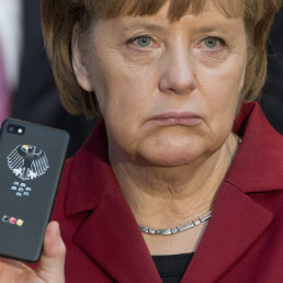 EXPLICACIONES. Foto de archivo de la canciller alemana Angela Merkel con un telfono Blackberry en una feria tecnolgica.