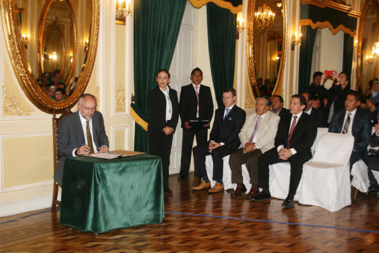 FIRMA. Los gerentes de las empresas suscribieron los contratos en el Palacio de Gobierno, ayer.