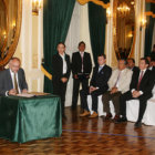 FIRMA. Los gerentes de las empresas suscribieron los contratos en el Palacio de Gobierno, ayer.