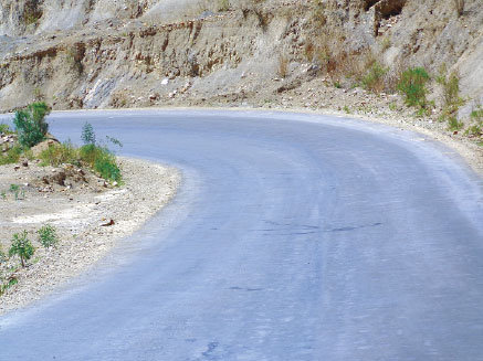 CAMBIO. La carretera tendr slo 14 kilmetros de capa de rodadura de tratamiento doble; el resto ser de asfalto de cinco centmetros de espesor.