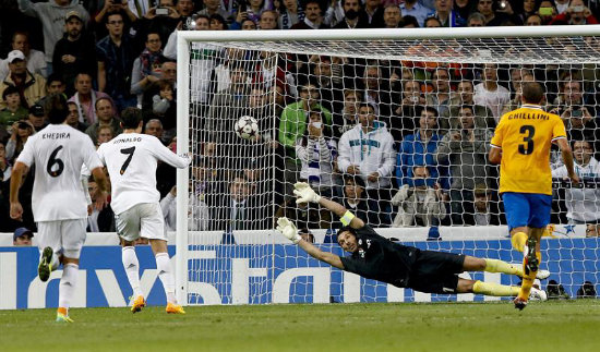 Cristiano Ronaldo anota el segundo gol madridista y el del triunfo sobre Juventus.