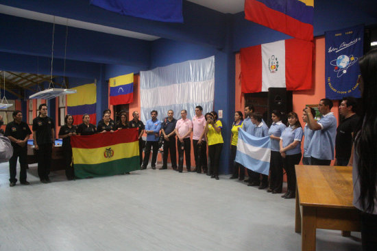 Las delegaciones durante el acto inaugural; abajo, una tacada de las primeras partidas del Sudamericano.