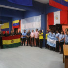 Las delegaciones durante el acto inaugural; abajo, una tacada de las primeras partidas del Sudamericano.