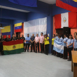 Las delegaciones durante el acto inaugural; abajo, una tacada de las primeras partidas del Sudamericano.