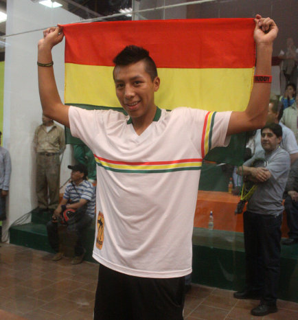 Conrrado Moscoso celebra con la bandera boliviana su clasificacin a cuartos de final en 18 aos.