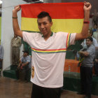 Conrrado Moscoso celebra con la bandera boliviana su clasificacin a cuartos de final en 18 aos.