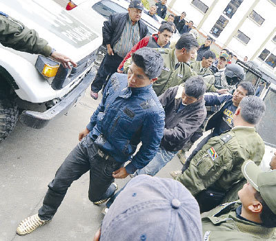 INVESTIGACIN. Un nuevo grupo de ocho detenidos fue trasladado ayer, a la ciudad de La Paz.