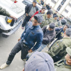 INVESTIGACIN. Un nuevo grupo de ocho detenidos fue trasladado ayer, a la ciudad de La Paz.