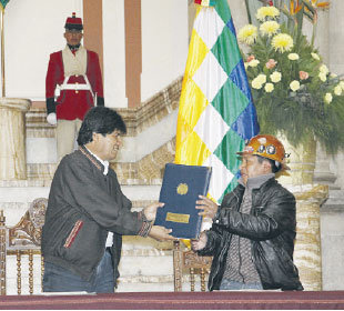 ACTO. El presidente Evo Morales promulga el decreto para mineros de Colquiri.