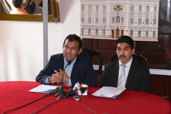 CONFERENCIA. El secretario de Coordinacin, Everth Almendras (i), hizo pblica ayer la noticia.