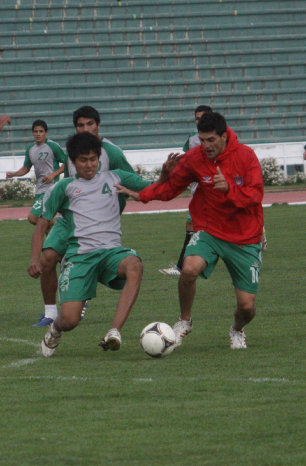 El volante espaol Rubn Cuesta (d) ser una de las variantes para jugar frente al Tigre paceo.