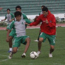 El volante espaol Rubn Cuesta (d) ser una de las variantes para jugar frente al Tigre paceo.