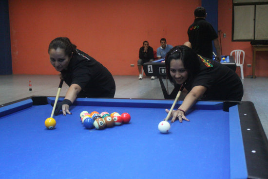 La boliviana Nataly Camacho (d) logr el ttulo femenino del Sudamericano de Pool Bola 8; Cintia Quiroga (i), tambin de Bolivia, se ubic segunda.