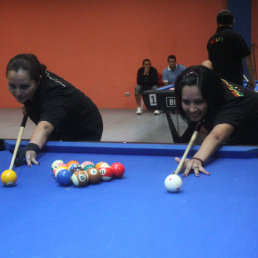 La boliviana Nataly Camacho (d) logr el ttulo femenino del Sudamericano de Pool Bola 8; Cintia Quiroga (i), tambin de Bolivia, se ubic segunda.