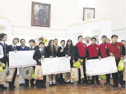 GANADORES: Estudiantes y maestros de los colegios Sagrado Corazn, Don Bosco y San Cristbal que ocuparon los tres primeros lugares.