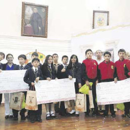 GANADORES: Estudiantes y maestros de los colegios Sagrado Corazn, Don Bosco y San Cristbal que ocuparon los tres primeros lugares.