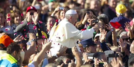 ENCUENTRO. El papa Francisco saluda a los fieles durante el encuentro con las familias.