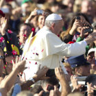 ENCUENTRO. El papa Francisco saluda a los fieles durante el encuentro con las familias.