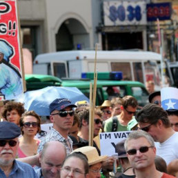 RECHAZO. Centenares de personas se manifestaron en Estados Unidos contra la falta de 