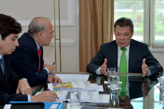 RECLAMO. Juan Manuel Santos (d) durante una reciente reunin de trabajo.