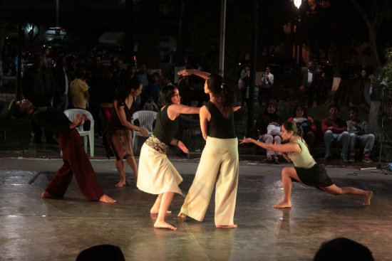 ESPECTCULO. El Ballet Oficial de Bolivia durante su participacin en el FIC de este ao.