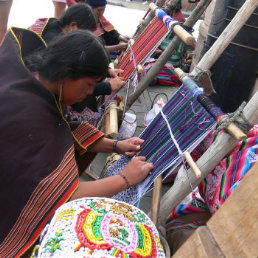 ARTE. Indgenas yamparas exponen sus textiles en el encuentro del ao pasado.