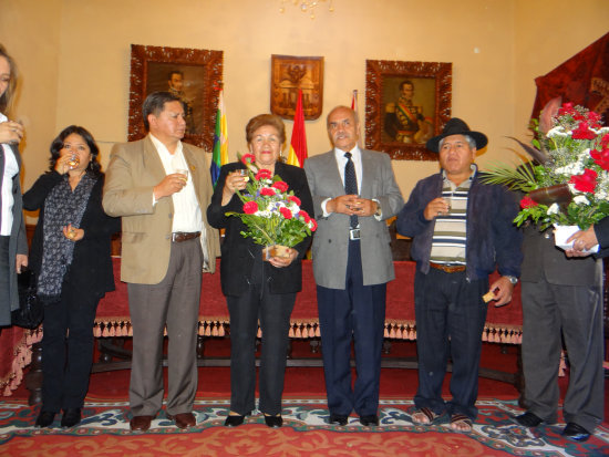 HOMENAJE. La distincin de la maestra Helga Cceres en el Saln Rojo de la Alcalda.