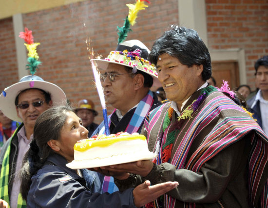 CUMPLEAOS. El presidente Evo Morales durante un acto en Oruro, donde fue agasajado.