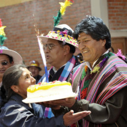 CUMPLEAOS. El presidente Evo Morales durante un acto en Oruro, donde fue agasajado.