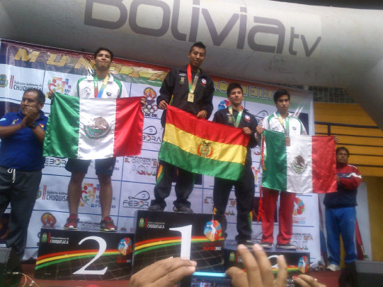 El campen mundial de la categora 18 aos, el boliviano Conrrado Moscoso (c), celebra en el podio luego de recibir su medalla de oro en el acto de clausura.