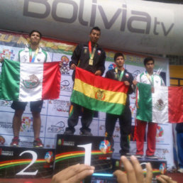 El campen mundial de la categora 18 aos, el boliviano Conrrado Moscoso (c), celebra en el podio luego de recibir su medalla de oro en el acto de clausura.