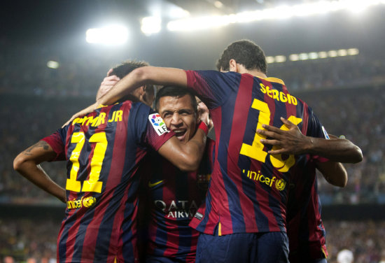 Los jugadores del Barcelona celebran el gol marcado por el chileno Alexis Snchez (c), el segundo de su equipo en la victoria sobre el Real Madrid.