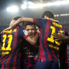 Los jugadores del Barcelona celebran el gol marcado por el chileno Alexis Snchez (c), el segundo de su equipo en la victoria sobre el Real Madrid.