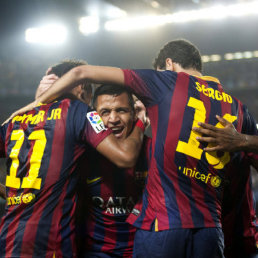 Los jugadores del Barcelona celebran el gol marcado por el chileno Alexis Snchez (c), el segundo de su equipo en la victoria sobre el Real Madrid.