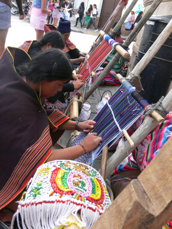 ARTE. Indgenas yamparas exponen sus textiles en el encuentro del ao pasado.