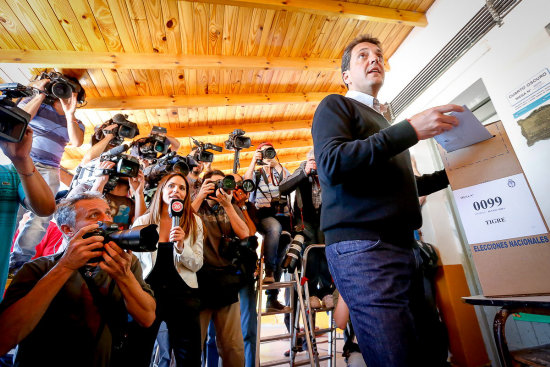 VOTACIN. El lder del Frente Renovador y candidato a diputado nacional por la provincia de Buenos Aires, Sergio Massa, a tiempo de emitir su voto ayer.